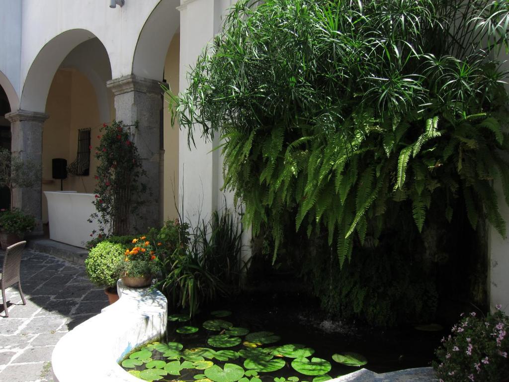 Hostel Ave Gratia Plena Salerno Exterior foto